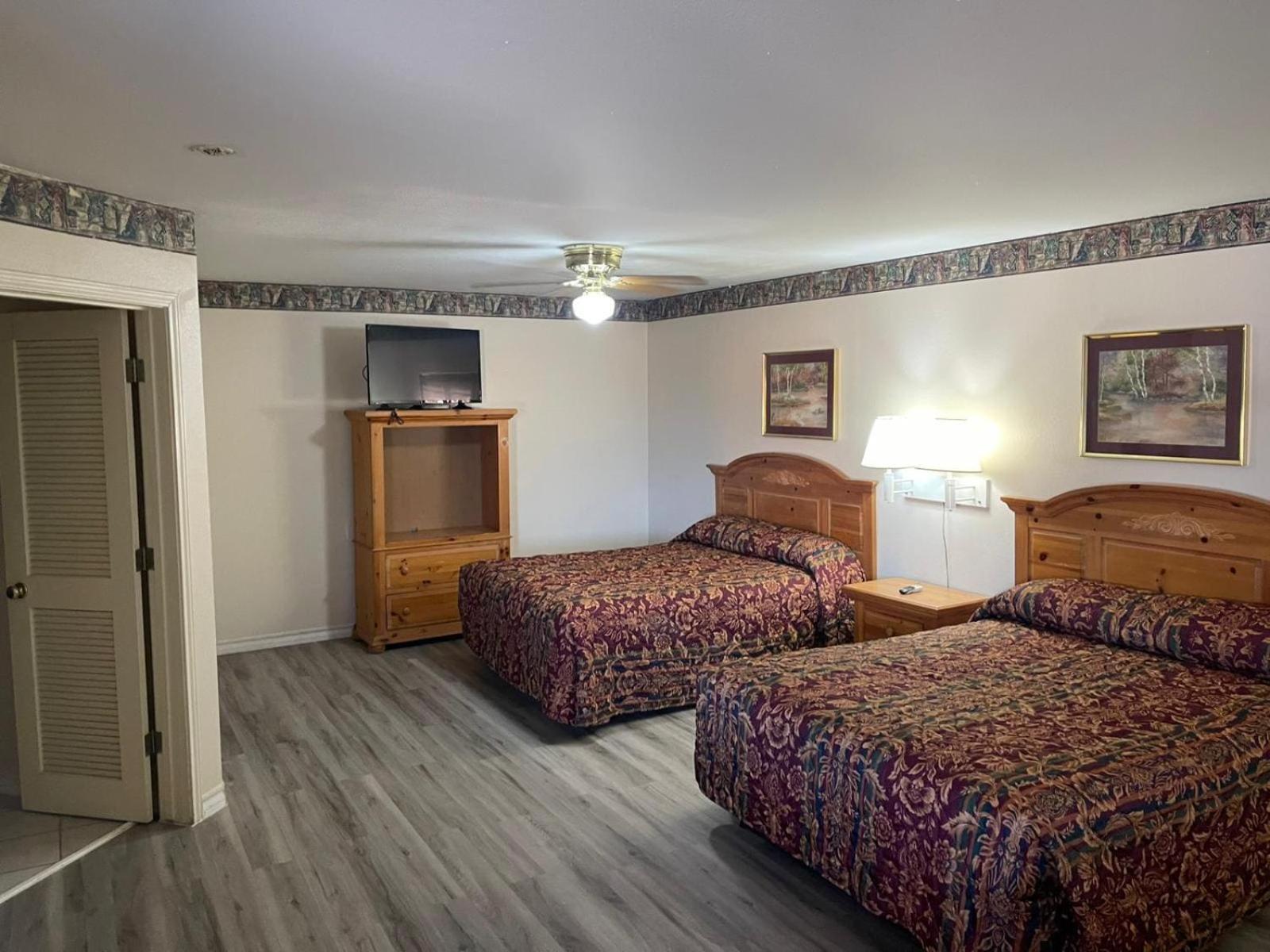 Lakeside Inn & Suites By Oyo Mathis I 37 מראה חיצוני תמונה